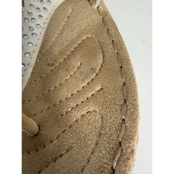 Mountain Sole Comfort Sandals Sz 8.5 White Flip Flop Silver Studs Thong Cushion - Picture 11 of 15